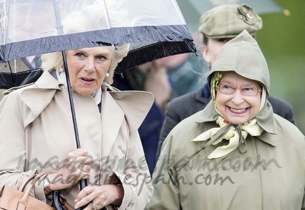 La reina de Inglaterra y Camilla… estilo bajo la lluvia