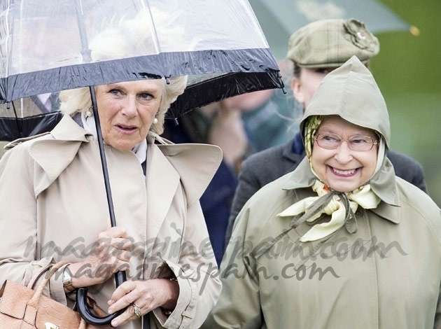 La reina de Inglaterra y Camilla… estilo bajo la lluvia