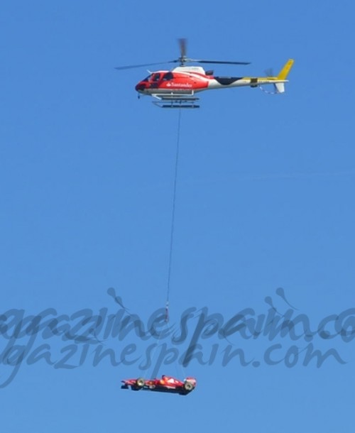 El Ferrari de Fernando Alonso se pasea en helicóptero