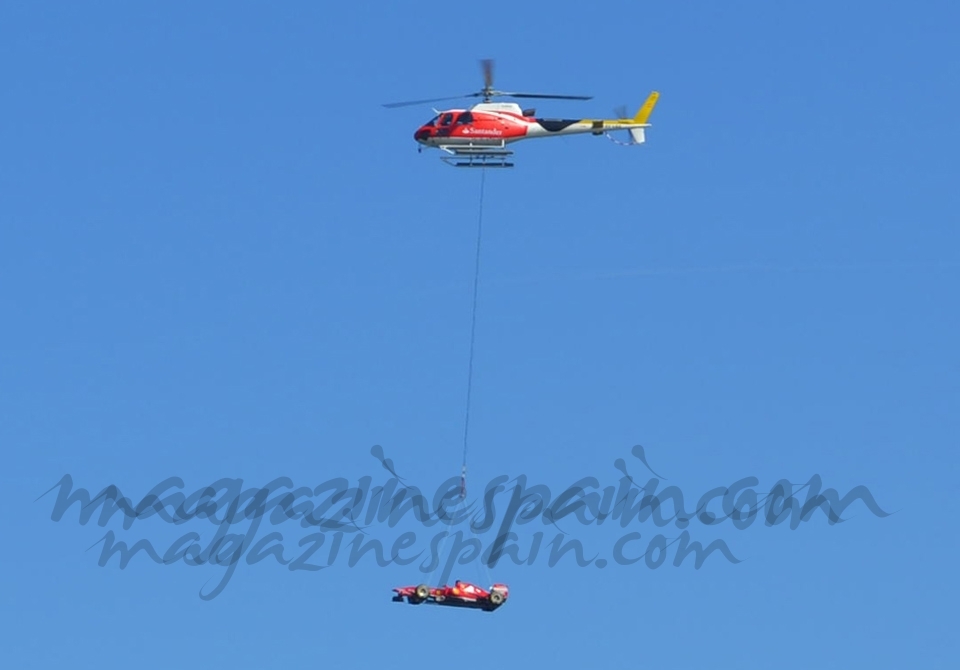 El Ferrari de Fernando Alonso se pasea en helicóptero