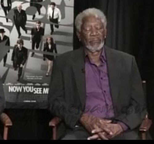 Morgan Freeman dormido durante una entrevista en TV