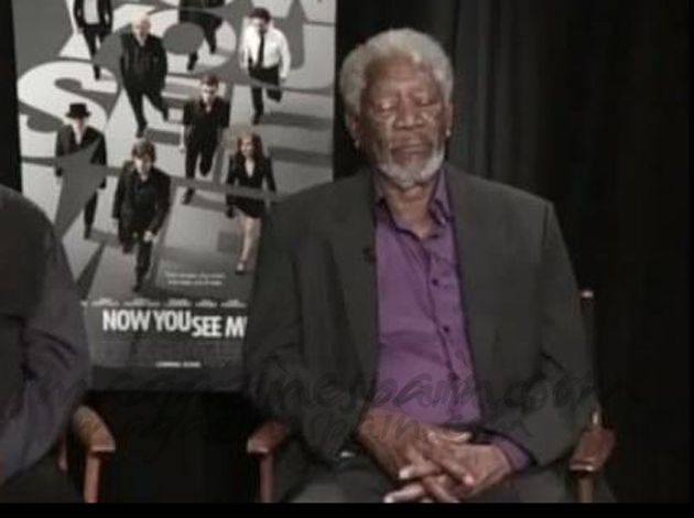 Morgan Freeman dormido durante una entrevista en TV