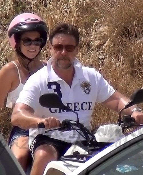 Russell Crowe de vacaciones,  con una joven desconocida