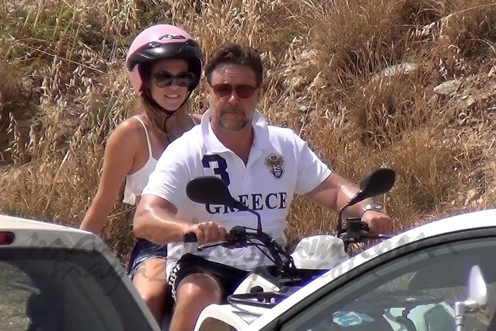 Russell Crowe de vacaciones,  con una joven desconocida