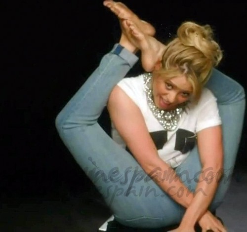 Shakira contorsionista