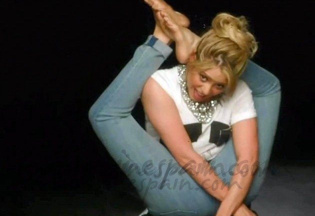 Shakira contorsionista
