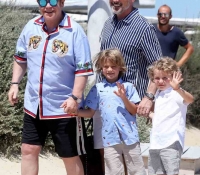 elton-john-y-david-furnish-con-zachary-y-elijah-768x1097