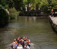 Turistas en un barco sobre los canales