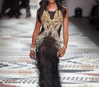 desfile benefico naomi campbell