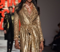 desfile benefico naomi campbell