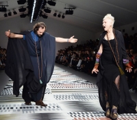 desfile benefico andreas kronthaler  dame vivienne westwood