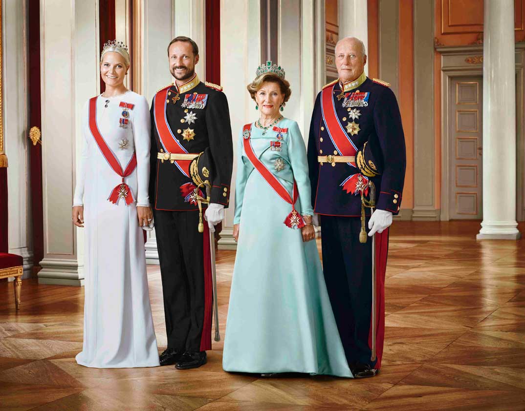 reyes-de-noruega-harold-y-sonja-con-principe-haakon-y-princesa-mette-marit
