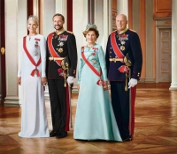 reyes-de-noruega-harold-y-sonja-con-principe-haakon-y-princesa-mette-marit