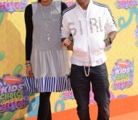 PHARRELL WILLIAMS CON SU MUJER HELEN LASICHANH