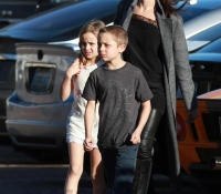 angelina-jolie-con-sus-hijos