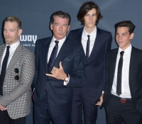 pierce-brosnan-con-sus-hijos