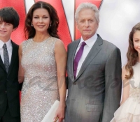 michael-douglas-y-catherine-zeta-jones-con-sus-hijos-