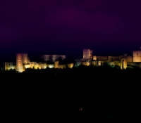 Vista nocturna del Palacio de la Alhambra