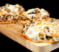 Mini-pizza-de-trufa-champinones-y-quesos