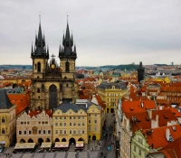 Iglesia Tyn en el casco antiguo de Praga