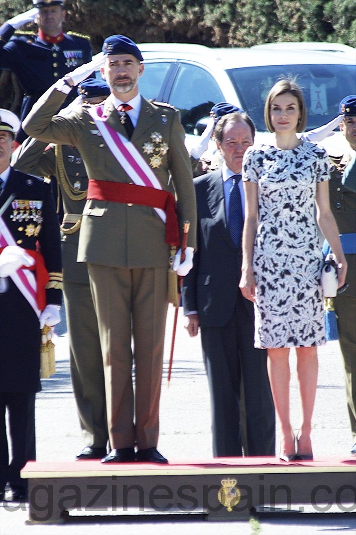 reyes de espana presiden el el palacio de la zarzuela la jura anual de a bandera mayo 2015