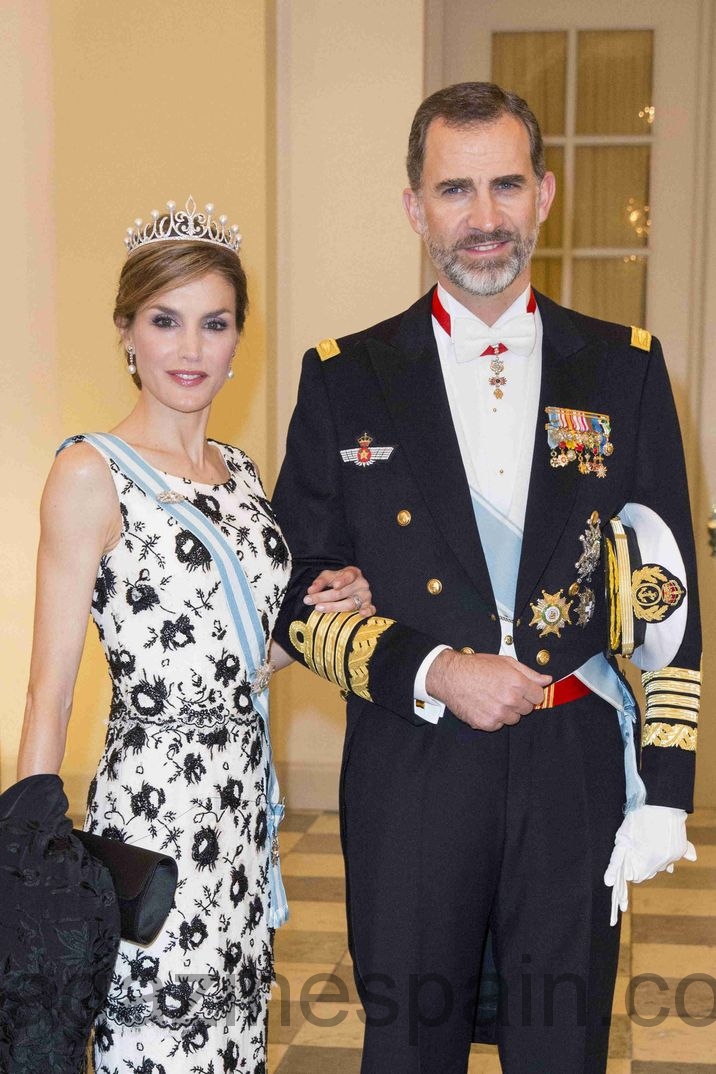 reyes de espana en la cena de gala en dinamarca abril 2015