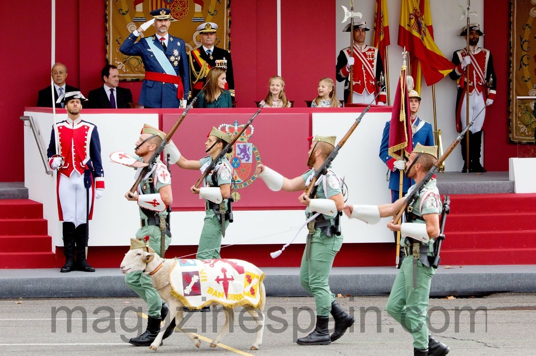 reyes de espana en el dia de las fuerzas armadas octubre 2014