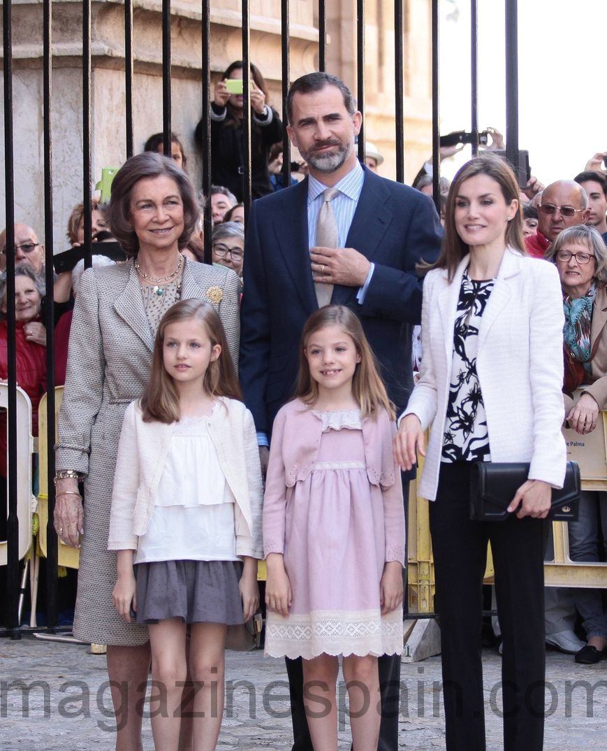 reyes de espana con sus hijas y la reina sofia en la pascua en palma de mallorca abril 2015
