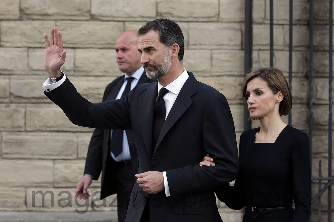 reyes de espana con las victimas del accidente aereo en francia abril 2015