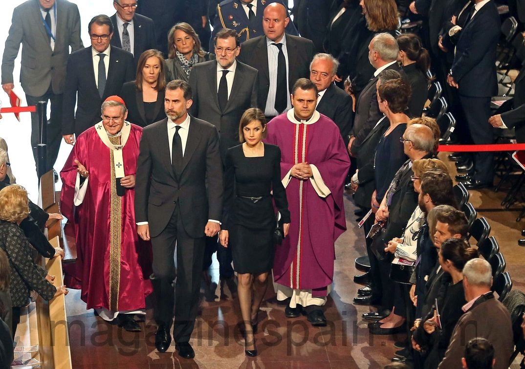 reyes de espana con las victimas del accidente aereo en francia abril 2015