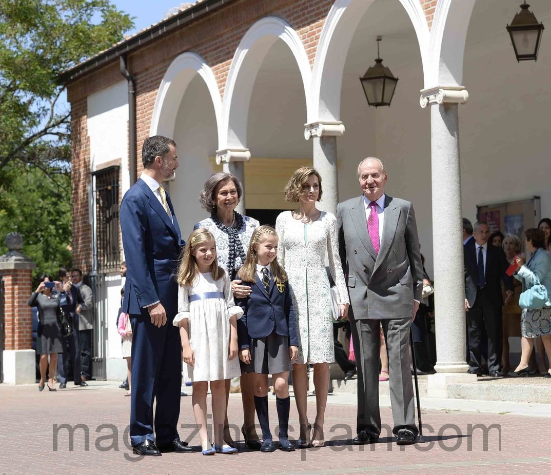 reyes de espana con juan carlos y sofia en la comunion de leonor mayo 2015