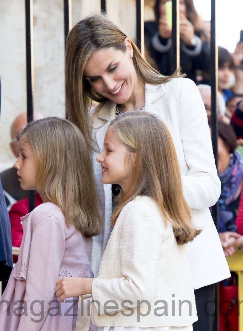 reina letizia princesa leonor infanta sofia en la misa de pascua en palma de mallorca abril 2015