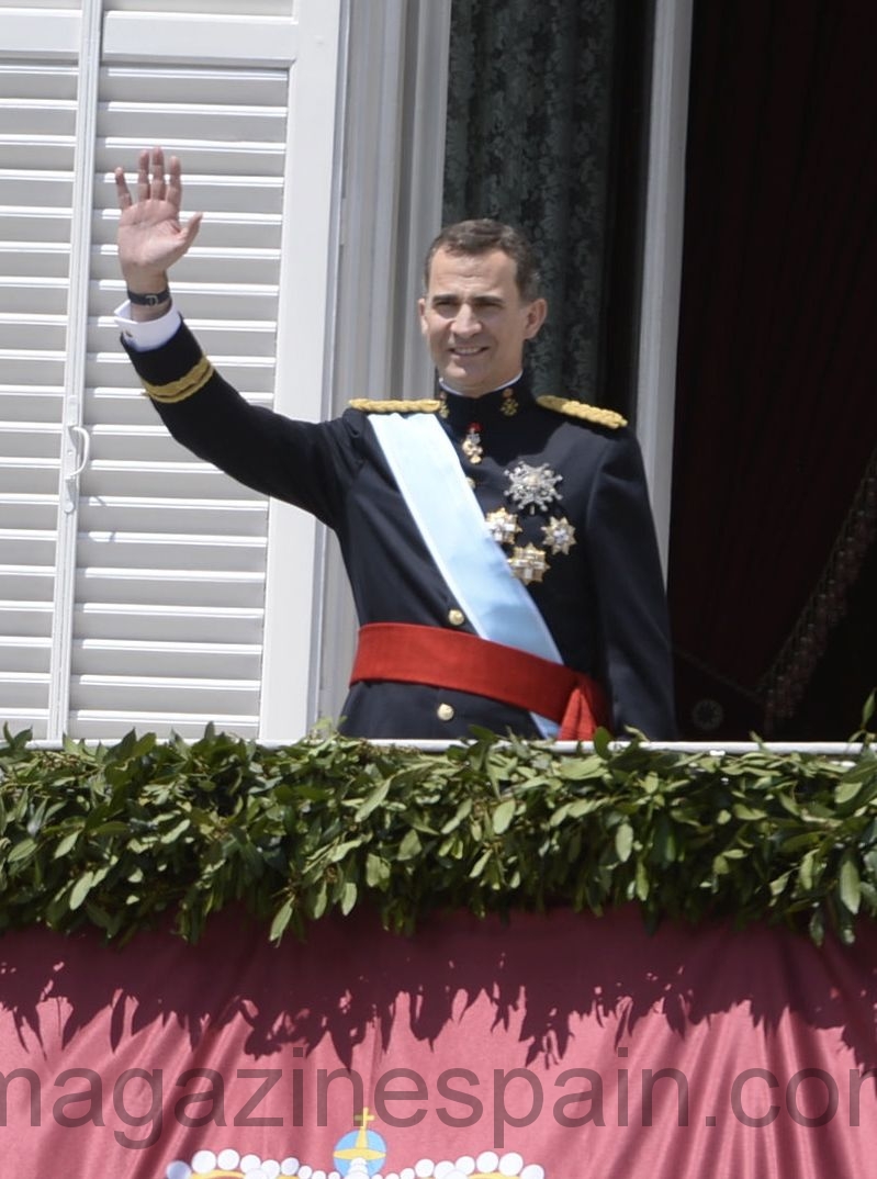 rey felipe saluda desde el balcon del palacio real junio 2014
