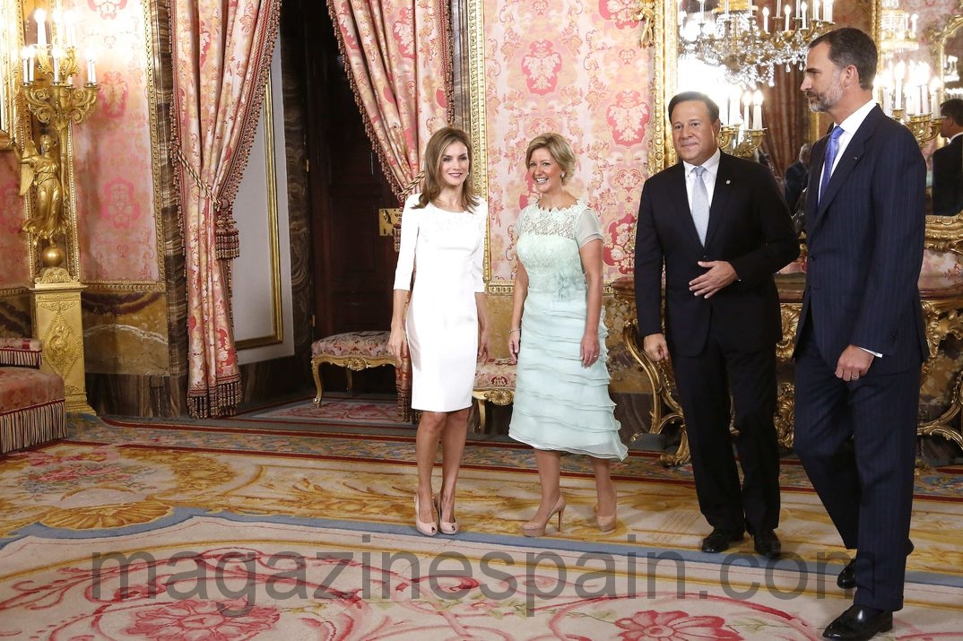 reyes de espana reciben al presidente de panama y su esposa