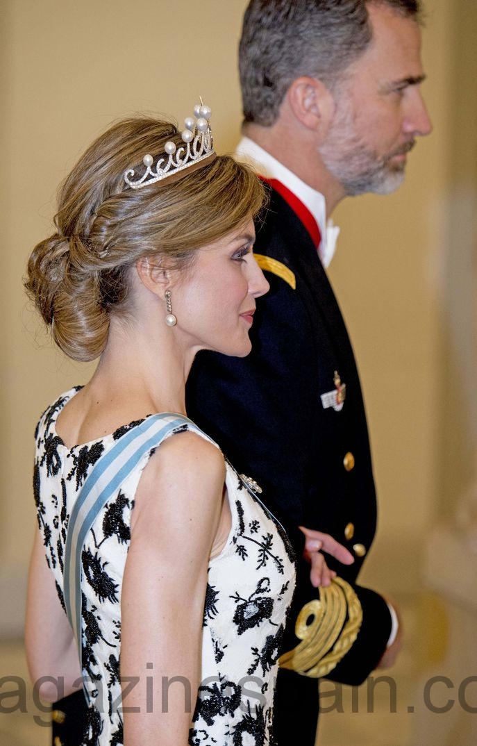 letizia llegada a la cena de gala de los reyes de espana en dinamarca abril 2015