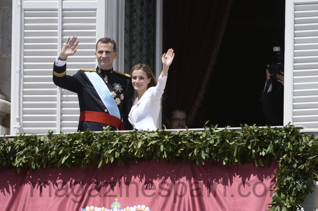 felipe y letizia saludan como reyes desde el balcon del palacio real junio 2014