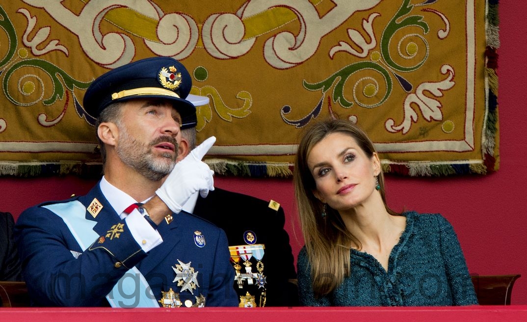 felipe y letizia en el dia de las fuerzas armadas
