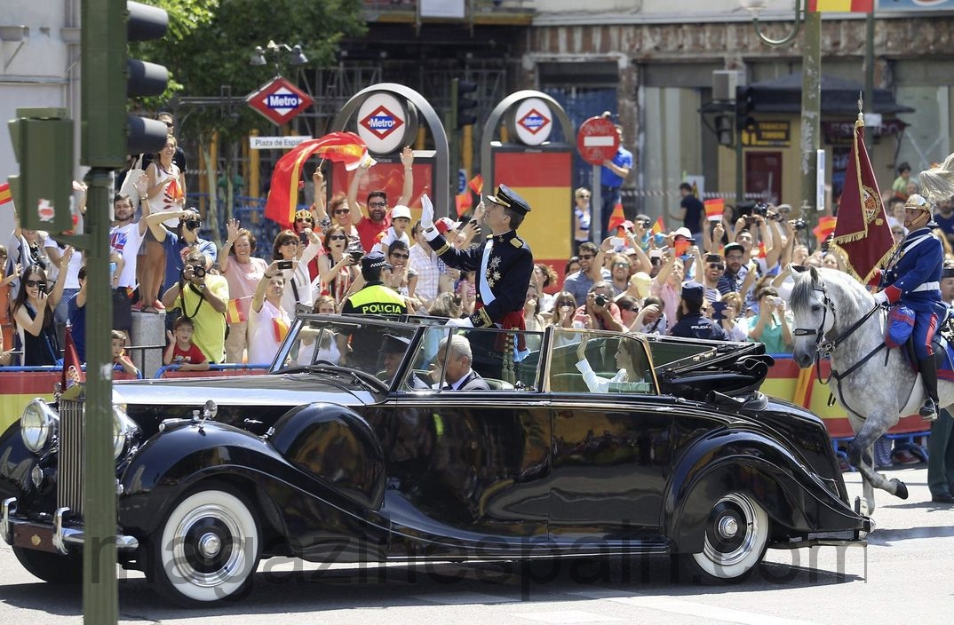 Felipe VI y la reina Letizia a su paso por la Plaza de Espana en su trayecto hacia el Palacio Real junio 2014