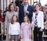 reyes de espana con sus hijas y la reina sofia en la pascua en palma de mallorca abril 2015