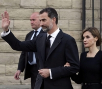 reyes de espana con las victimas del accidente aereo en francia abril 2015