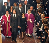 reyes de espana con las victimas del accidente aereo en francia abril 2015