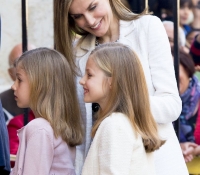 reina letizia princesa leonor infanta sofia en la misa de pascua en palma de mallorca abril 2015