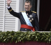 rey felipe saluda desde el balcon del palacio real junio 2014