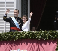 felipe y letizia saludan como reyes desde el balcon del palacio real junio 2014