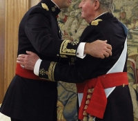 rey juan carlos pone el fajin de capitan general de los tres ejercitos a felipe mayo 2014