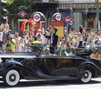 Felipe VI y la reina Letizia a su paso por la Plaza de Espana en su trayecto hacia el Palacio Real junio 2014