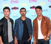 Nick-Jonas-Joe-Jonas-Kevin-Jonas