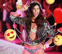 Sara Sampaio desfila para Victoria\'s Secret