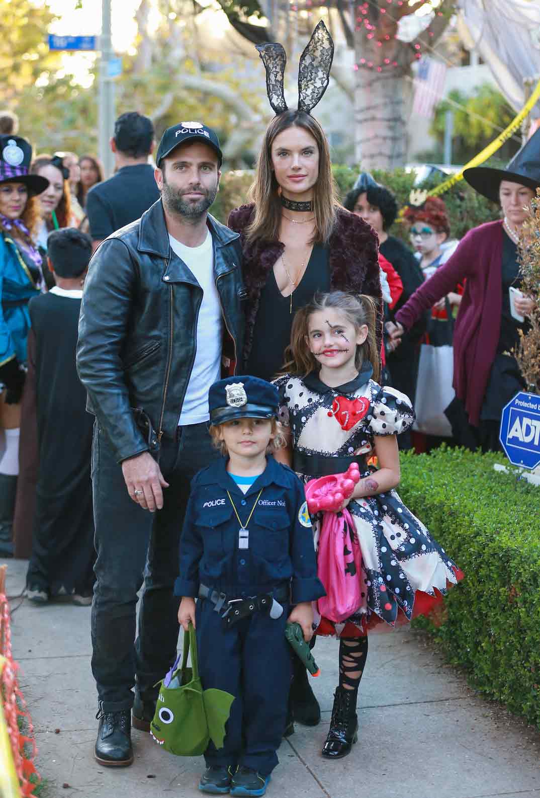 Alessandra Ambrosio y Jamie Mazur con sus hijos - Halloween - 2016