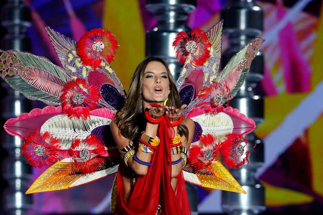 Alessandra Ambrosio - Victoria's Secret Fashion Show 2017